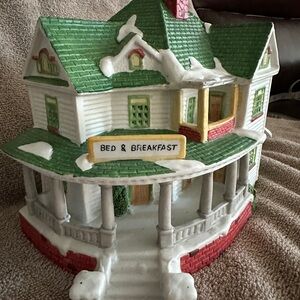 Lemax Green and White Bed & Breakfast Holiday Decor